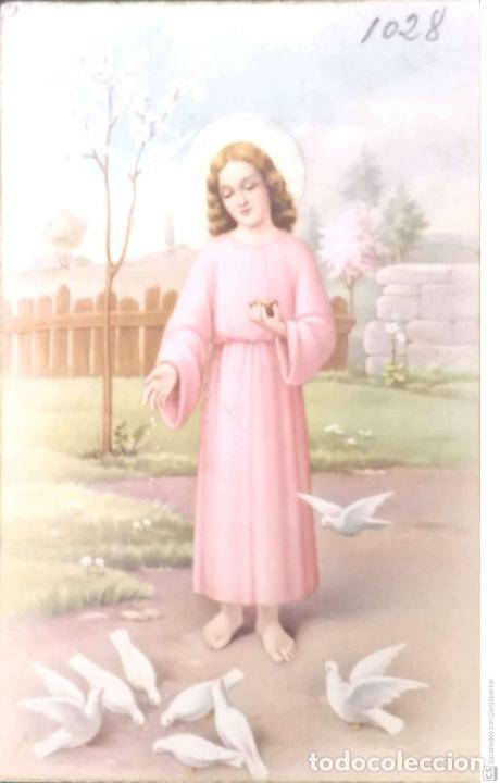 Postales: Ni&ntilde;o Jes&uacute;s dando de comer a palomas. Nueva. Color. Dorso con se&ntilde;ales de haber estado pegada.