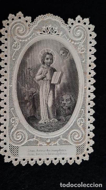Cartoline: ANTIGUA ESTAMPA RELIGIOSA JESUS DOCTOR DE LOS EVANGELISTAS PUNTILLA CALADA ORIGINAL ESJ 2816