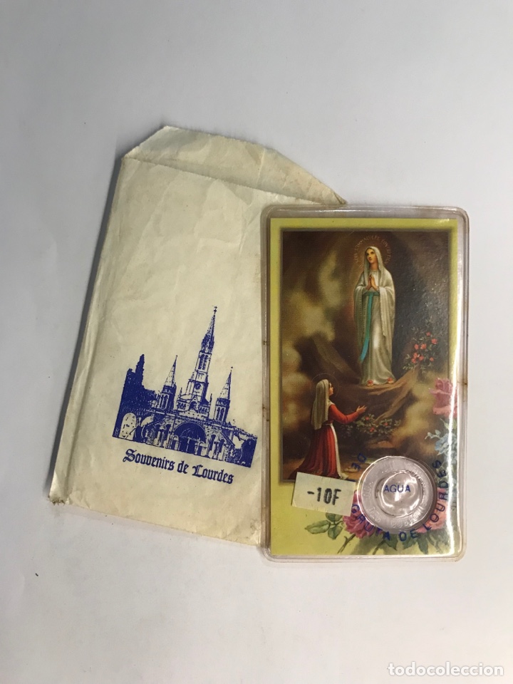 Postales: ESTAMPA VIRGEN DE LOURDES, con agua bendita, souvenir de Lourdes con sobre (h.1970?)