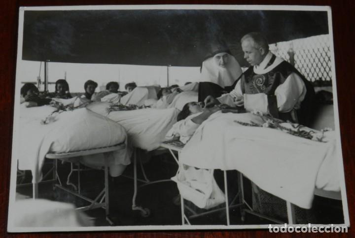 Postkarten: FOTOGRAFIA DE CURA DANDO LA COMUNION A ENFERMAS, ACOMPA&Ntilde;ANDA DE UNA MONJA, FOTO KUIS BATLLE, BARECLO