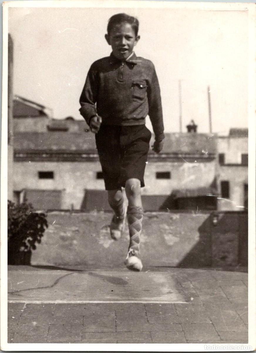 Postkarten: Muchacho con Alpargatas Levitadoras - Fotograf&iacute;a - 113x83mm