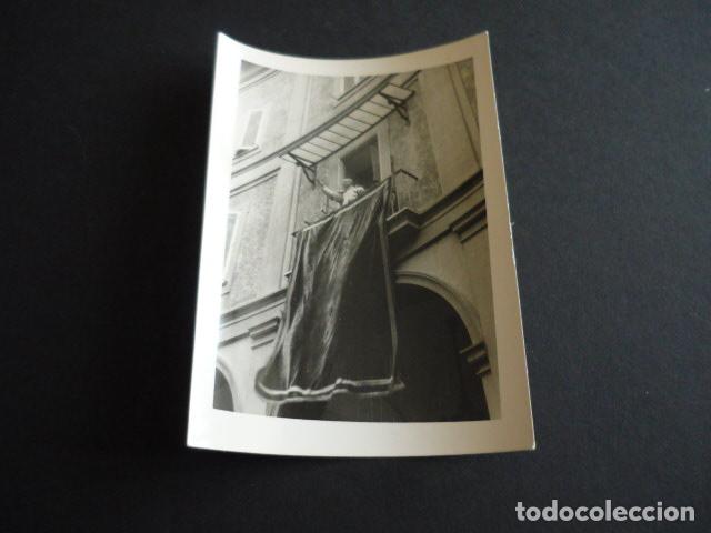 Postales: PAPA PIO XII ASOMADO AL BALCON DE CASTEL GANDOLFO ANTIGUA FOTOGRAFIA 7,5 X 10,5 CMTS