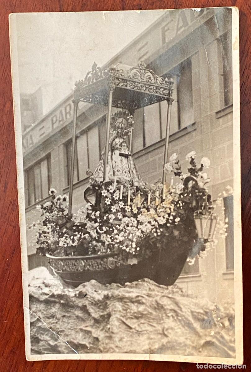 Postales: ANTIGUA FOTO POSTAL DE PASO DE LA VIRGEN DEL CARMEN SUBIDA A UNA BARCA EN PROCESION, TAMA&Ntilde;O POSTAL 1