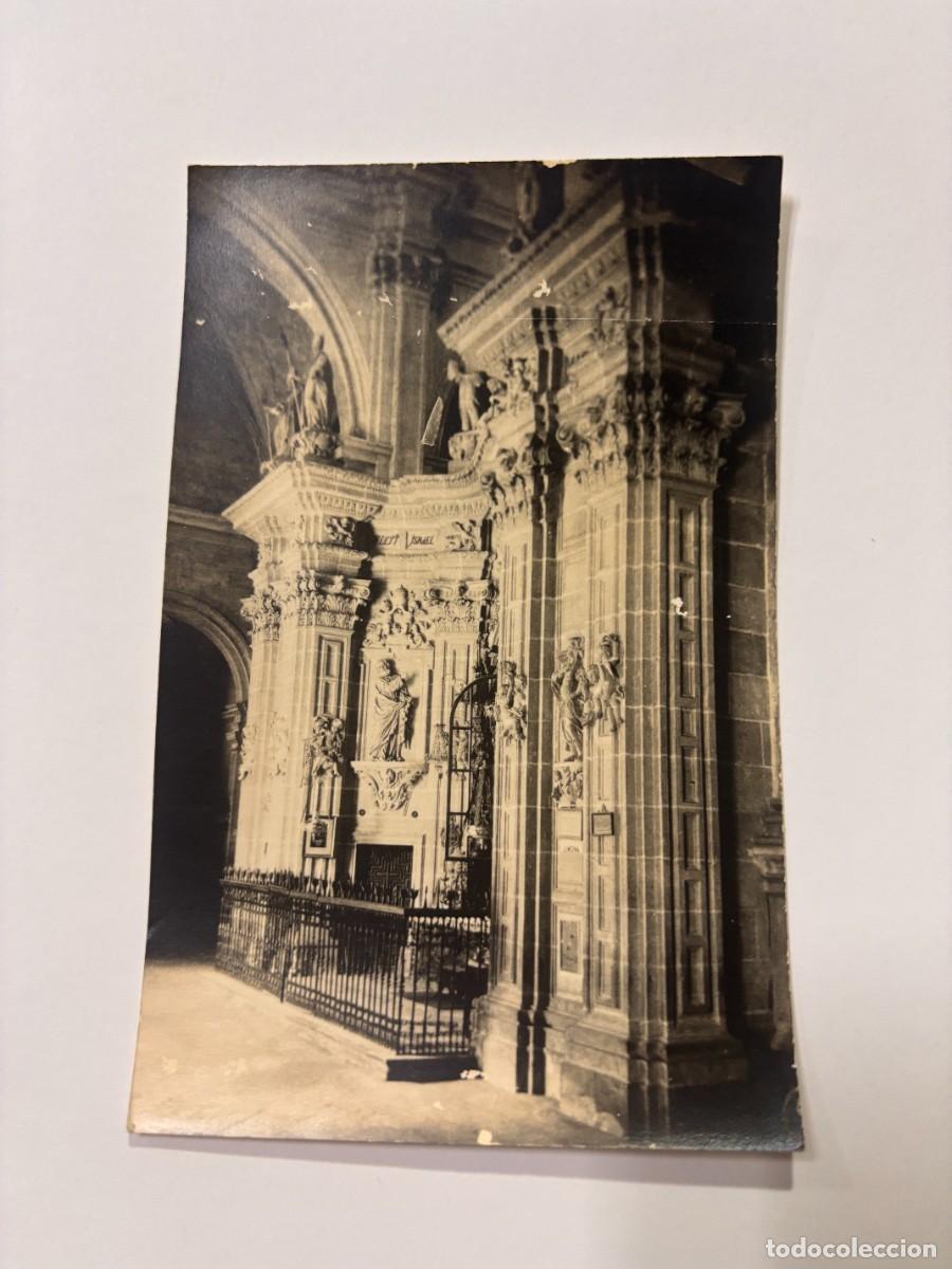 Postales: POSTAL ANTIGUA INTERIOR DE IGLESIA CON RETABLO Y ESCULTURAS.