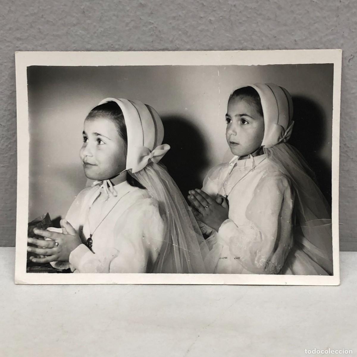 Postales: ANTIGUA FOTOGRAFIA - 2 NI&Ntilde;AS EN SU PRIMERA COMUNION - RECORDATORIO - 1968 - 105 X 75 MM / 336