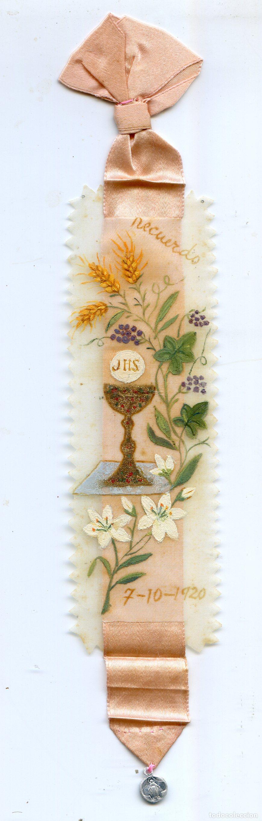 Postcards: Recuerdo de primera comuni&oacute;n en seda e ilustrado manualmente, fechado en 1920