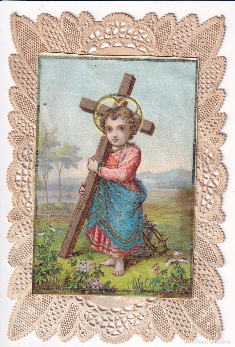 Postales: ESTAMPILLA RELIGIOSA DE PUNTILLA DE UN NI&Ntilde;O CON UNA CRUZ