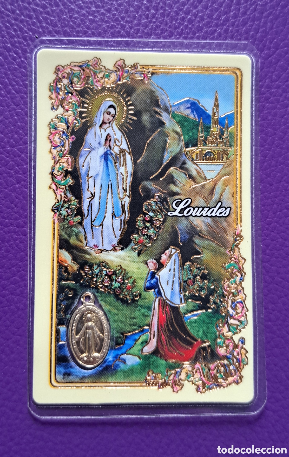 Postales: Estampa plastificada Virgen de Lourdes con medalla (procede de Lourdes)