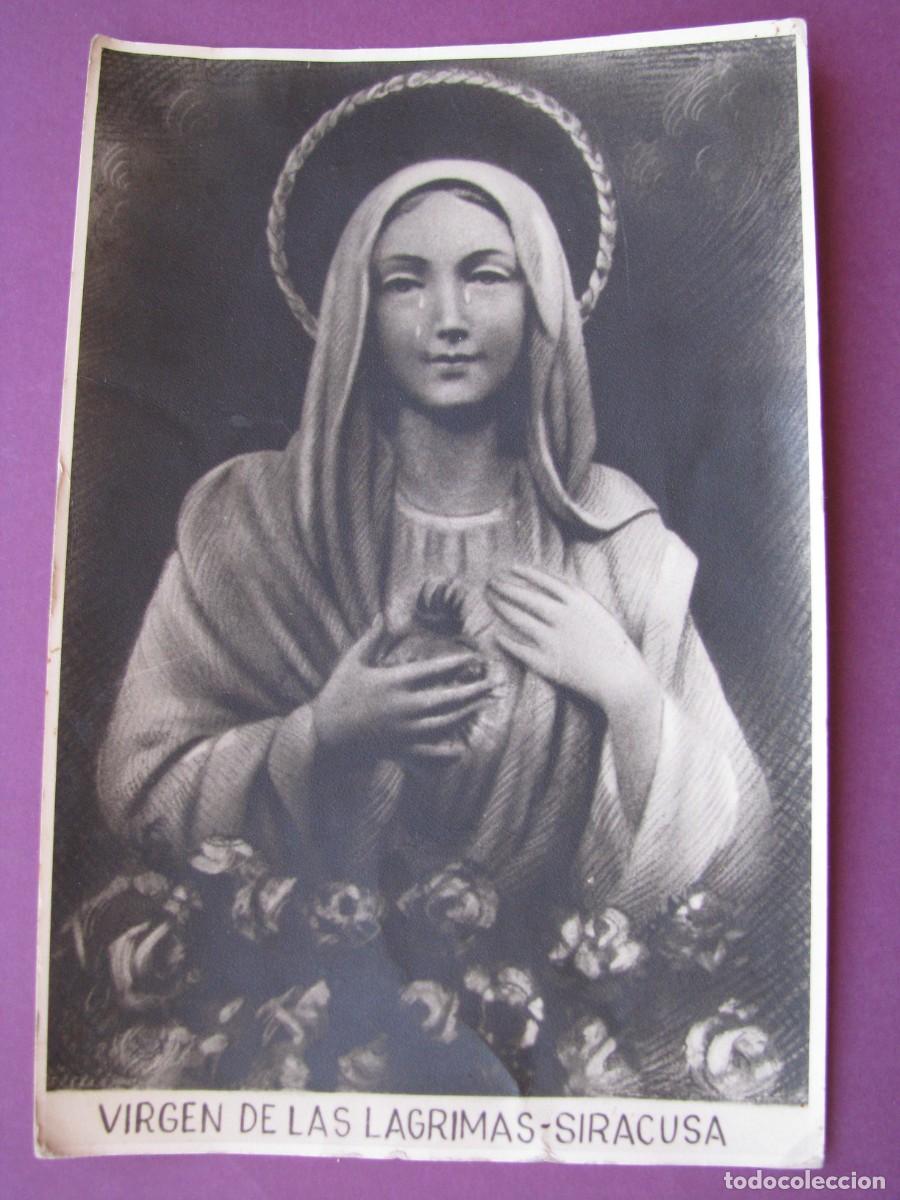 Postales: ESTAMPA, POSTAL DE LA VIRGEN DE LAS LAGRIMAS, SIRACUSA. DETRAS SELLO LUIS ARENAS SEVILLA. 17X11 CM