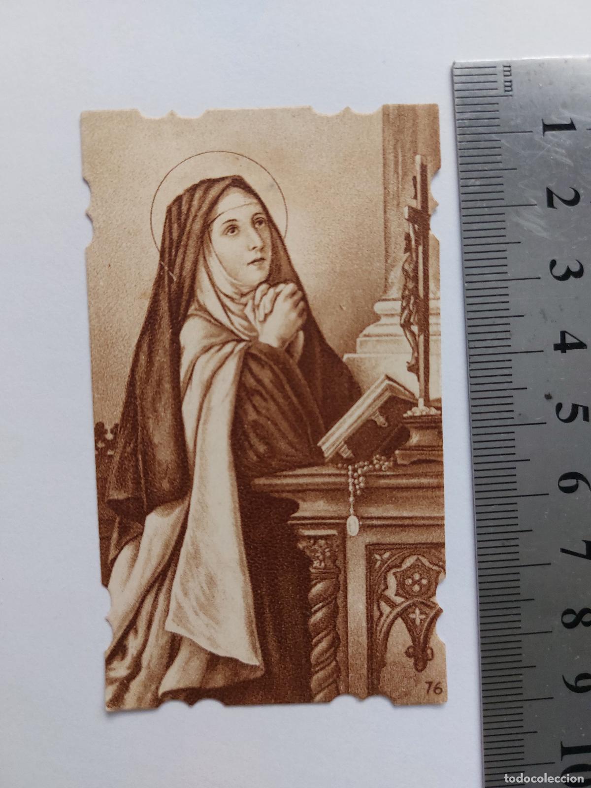 Postales: Estampa con ilustraci&oacute;n religiosa de santa rezando ante crucifijo