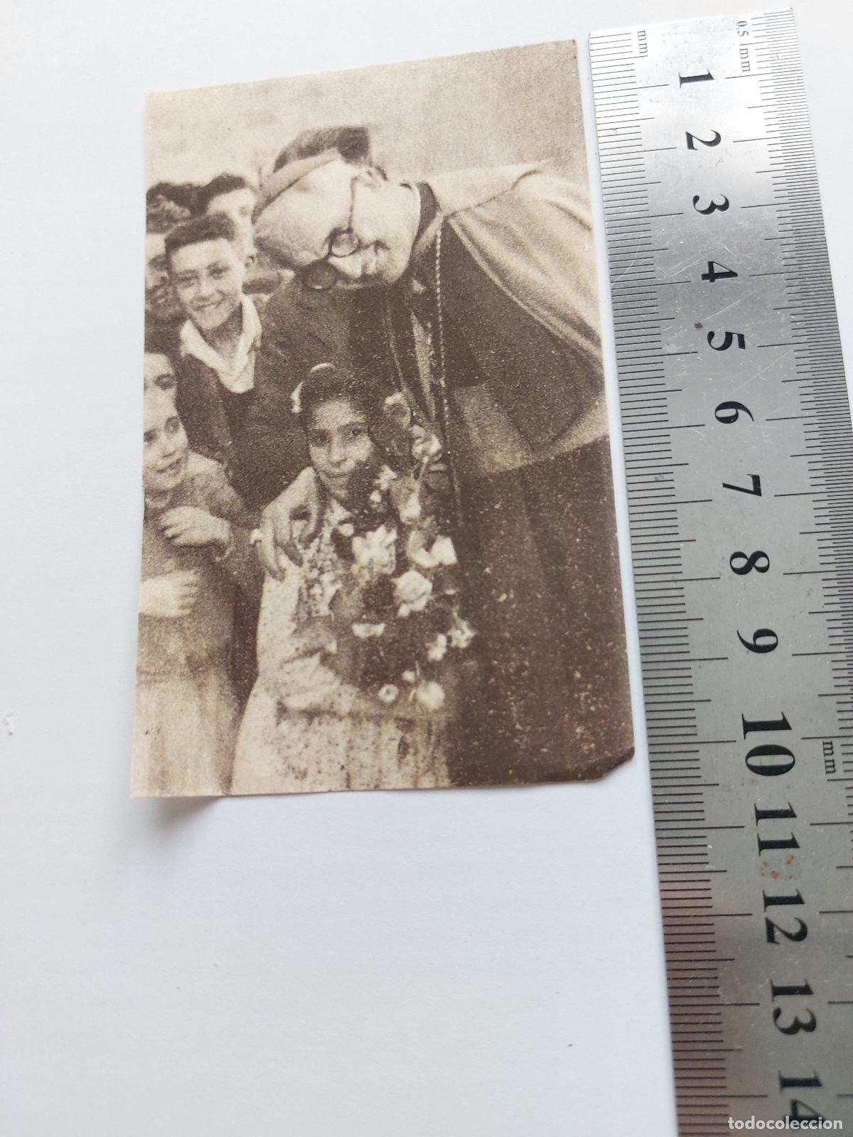 Postales: Estampa de arzobispo con ni&ntilde;os y mensaje de caridad