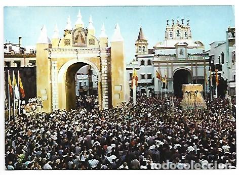 Postales: ARCO DE LA MACARENA. LA VIRGEN ENTRANDO EN SU CAPILLA.- SEVILLA