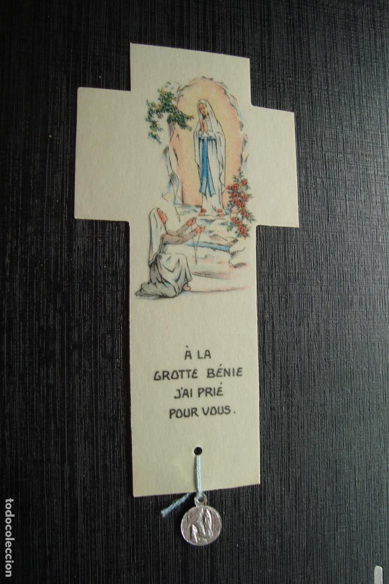 Postales: ANTIGUA ESTAMPA RELIGIOSA Y MEDALLITA. VIRGEN DE LOURDES?