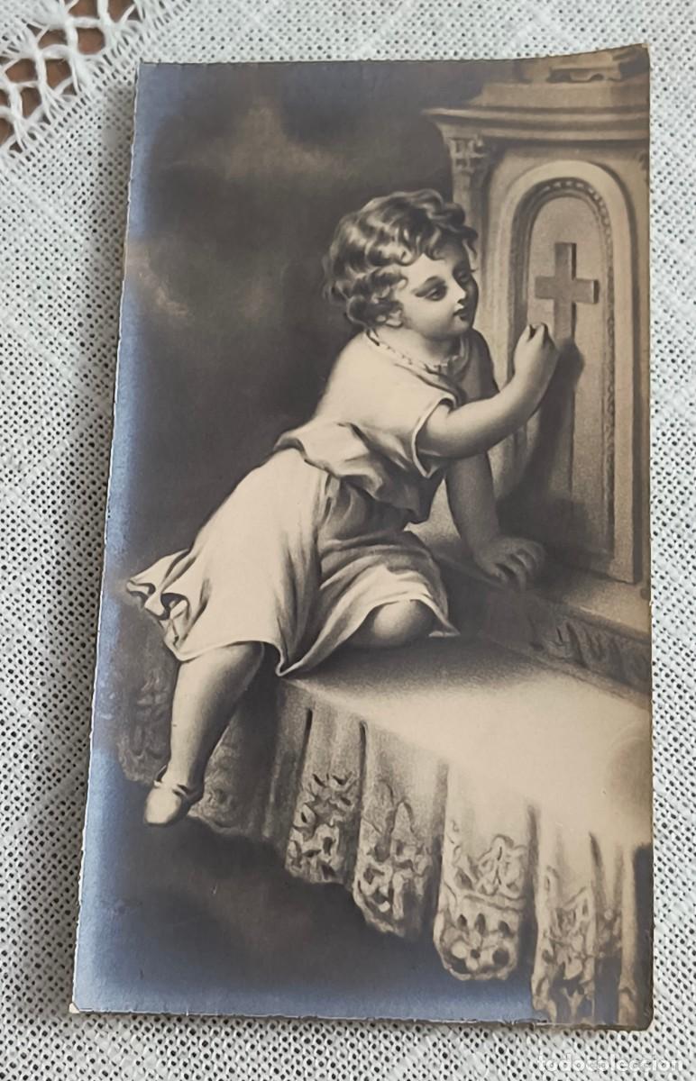 Postales: ESTAMPA | NI&Ntilde;O JUNTO A UNA CRUZ