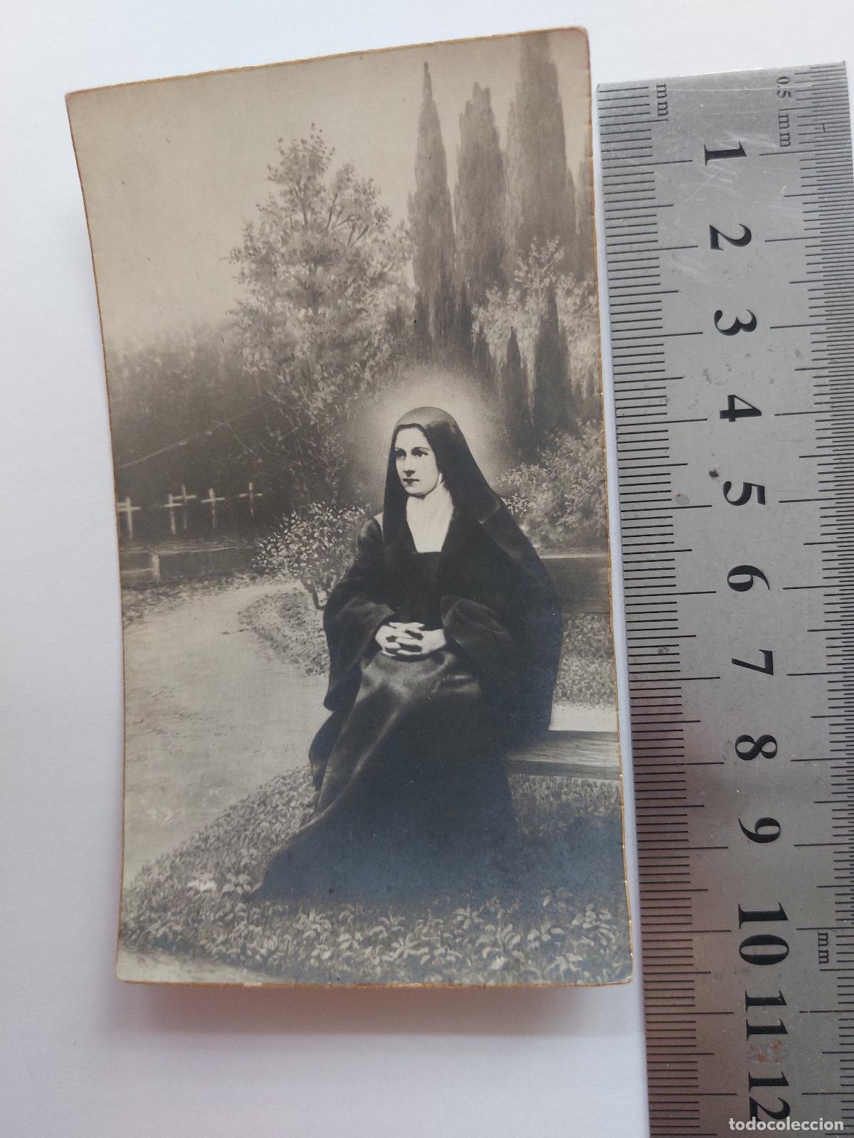 Postales: Estampa de monja sentada en un cementerio