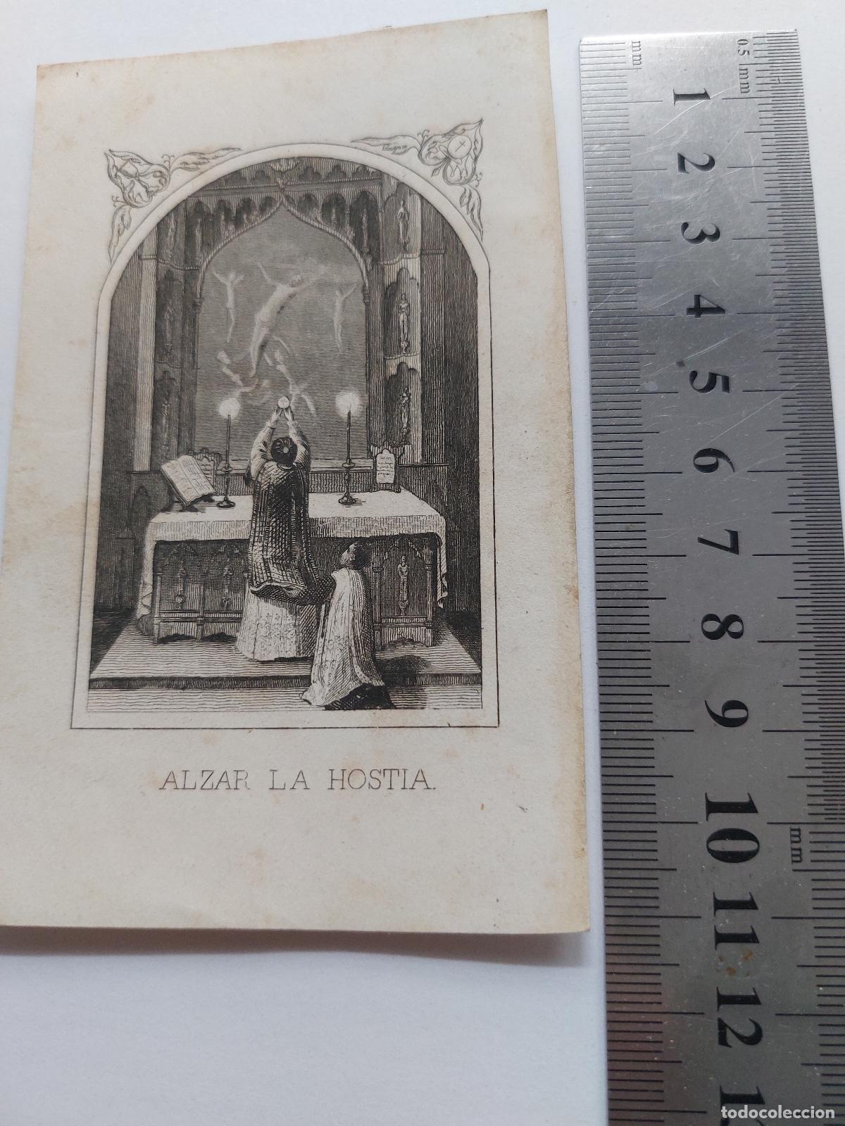 Postales: Estampa de sacerdote elevando la hostia en misa