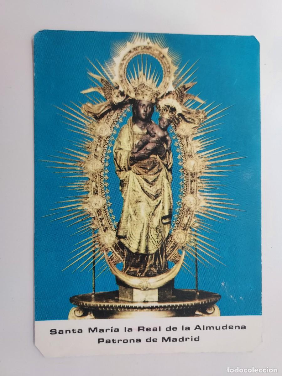 Postales: POSTAL ESTAMPA SANTA MARIA LA REAL DE LA ALMUDENA PATRONA DE MADRID. 1977. BESADO DE MANTO