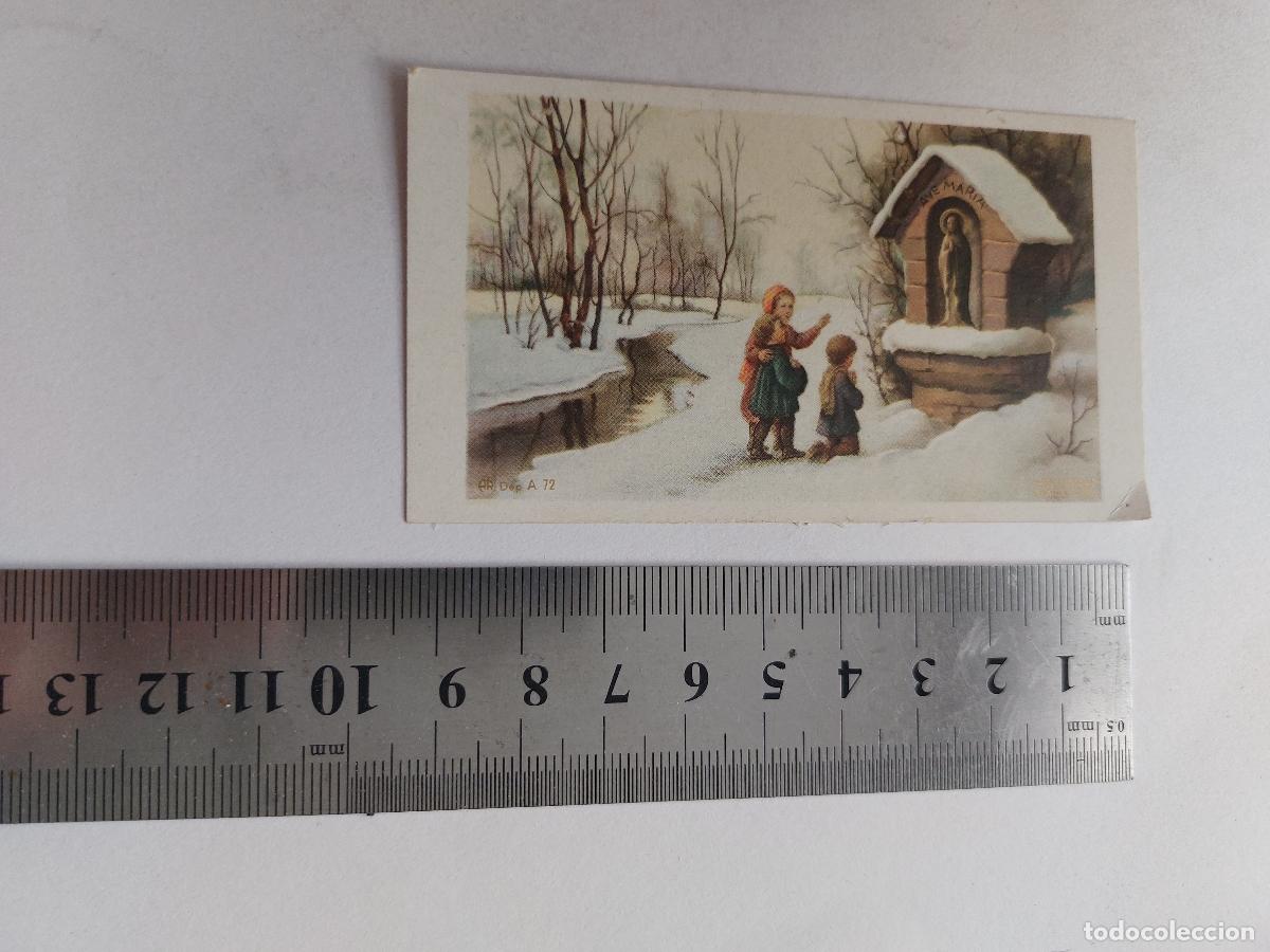 Postales: Estampa ilustrada con ni&ntilde;os rezando ante una hornacina religiosa en invierno