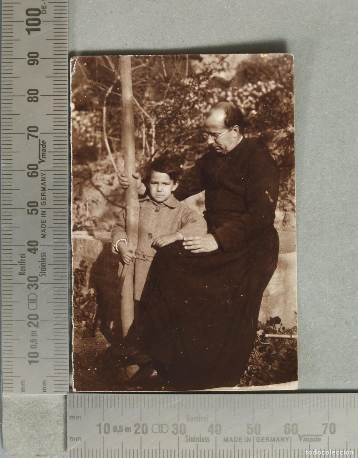 Postales: ESTAMPA. NI&Ntilde;O CON SACERDOTE JESUITA. hacia 1940