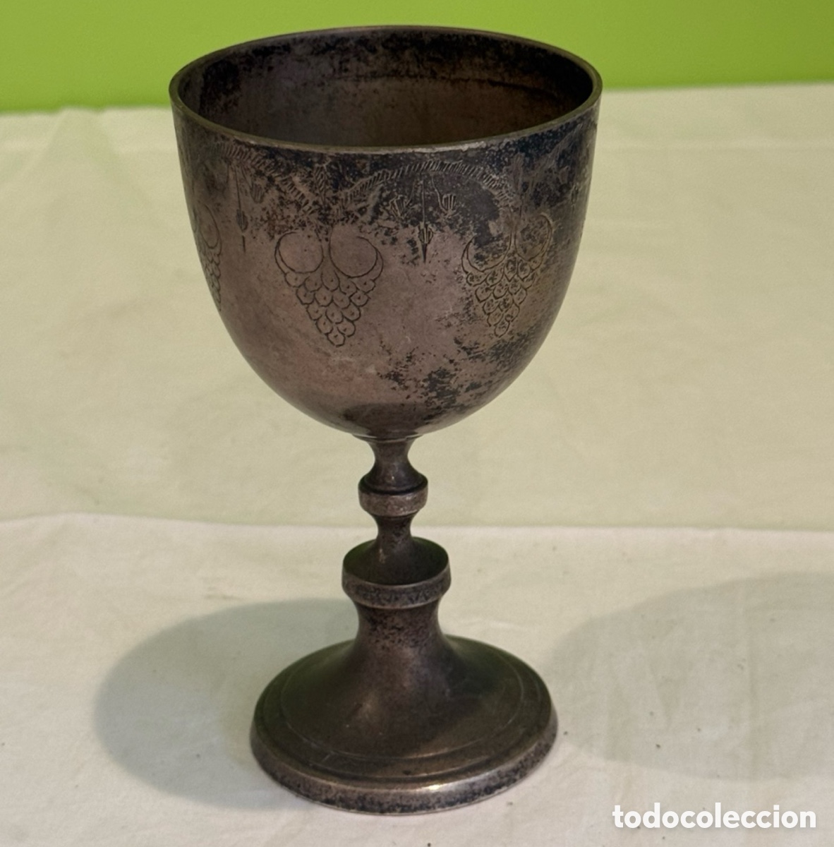 Postales: C&aacute;liz Religioso del Siglo XIX Grabado con Racimos de Uvas &ndash; Marcado L.B.