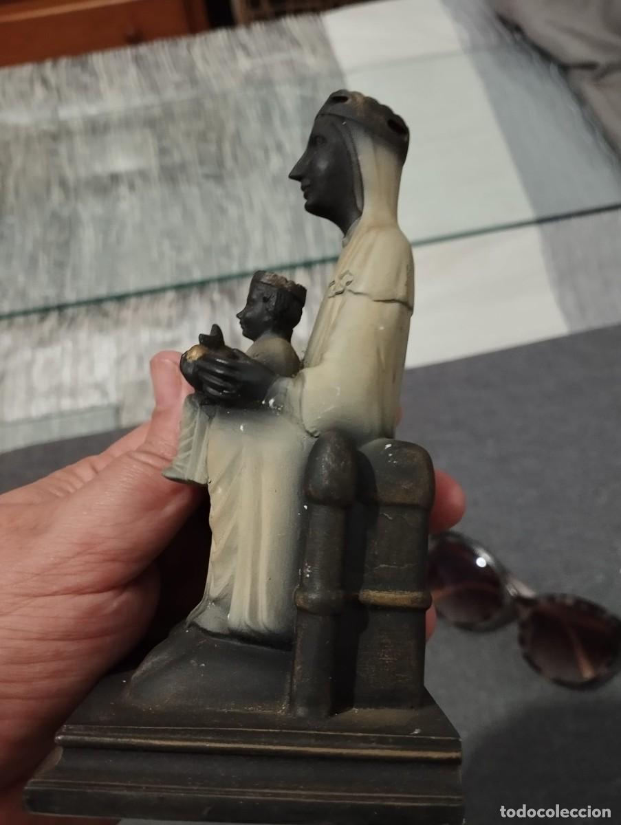Postales: peque&ntilde;a figura de la virgen de montserrat