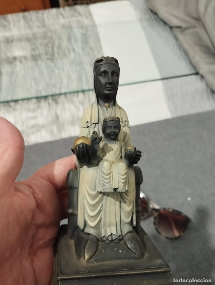 Postales: peque&ntilde;a figura de la virgen de montserrat