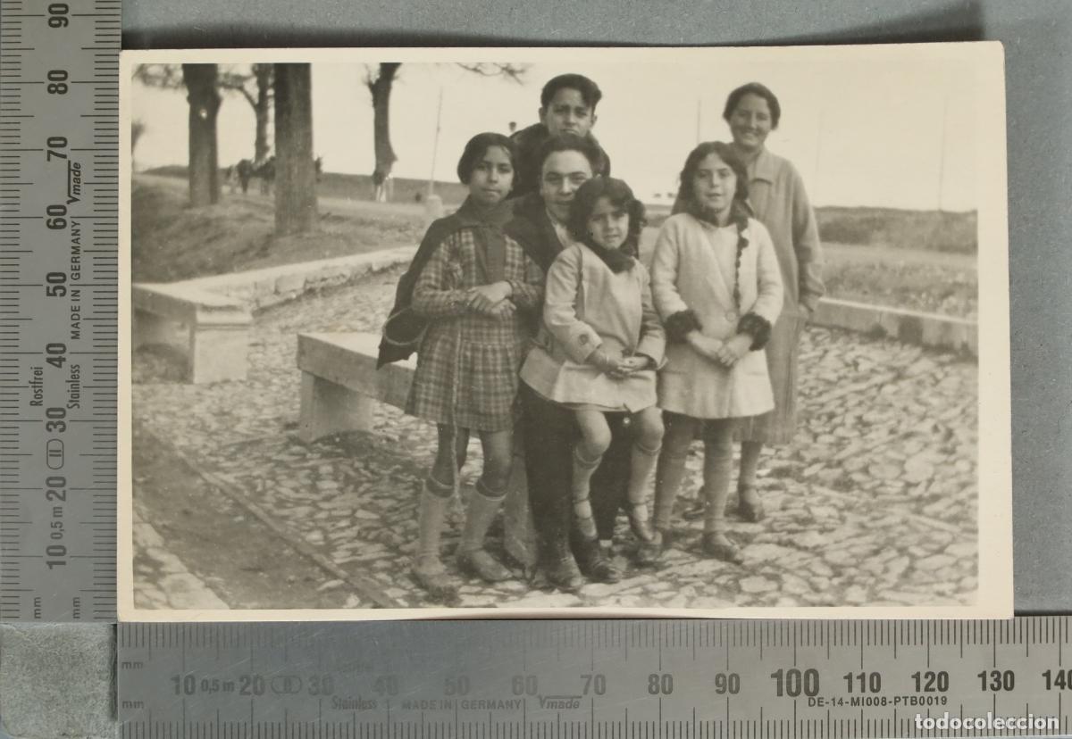 Postales: ESTAMPA. Grupo familiar EN BANCO hacia 1920