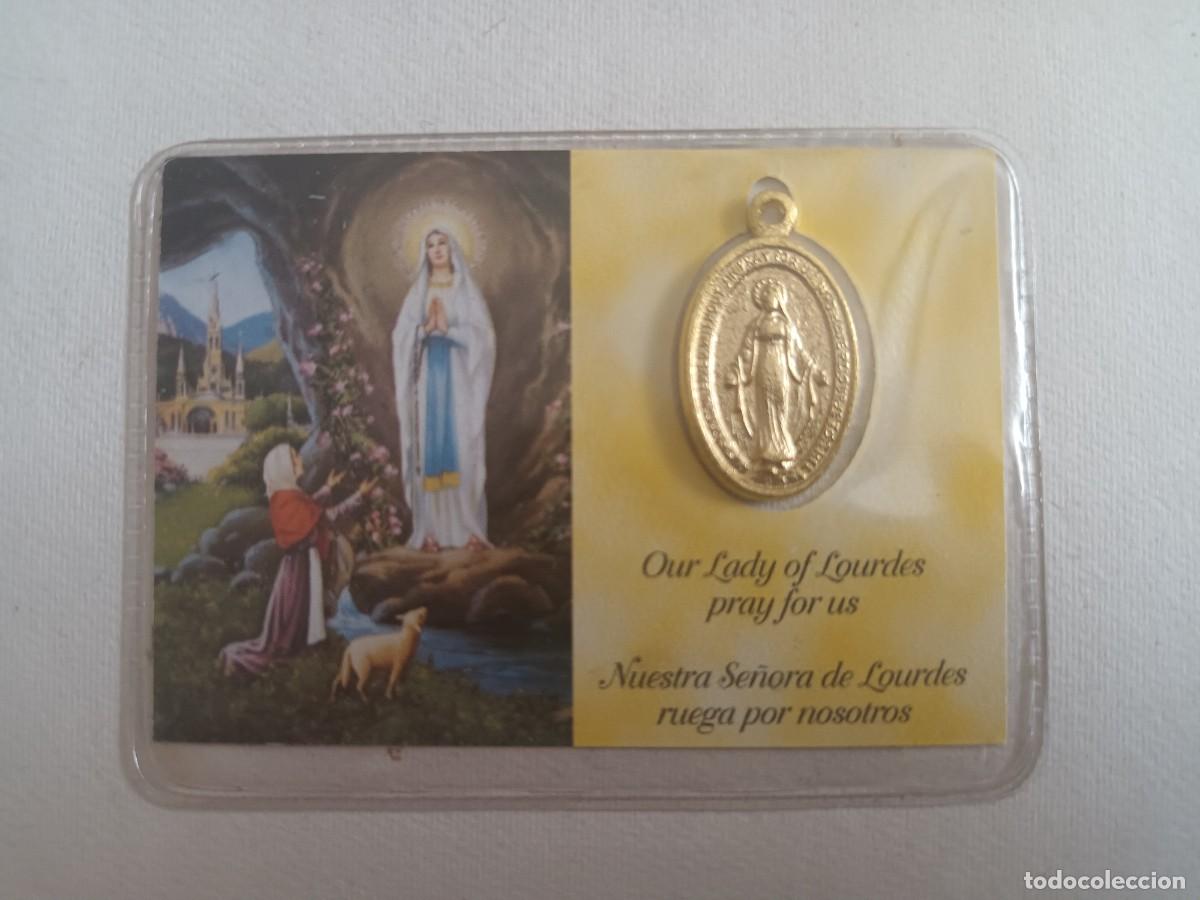 Postales: ESTAMPA NUESTRA SE&Ntilde;ORA DE LOURDES - PLASTIFICADA CON MEDALLA - ORACION INGLES/ESPA&Ntilde;OL (REVERSO)