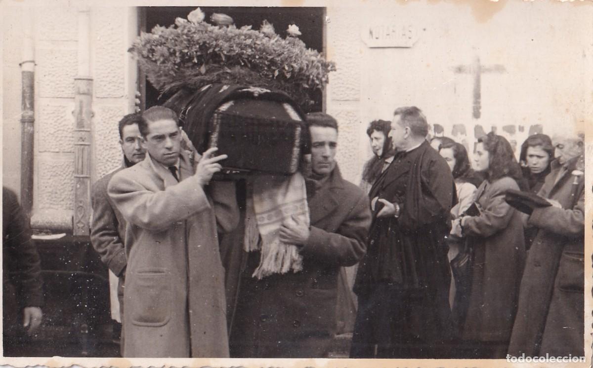 Postales: Fotograf&iacute;a tama&ntilde;o postal. Reportajes Donezar 1949 Haro Entierro.