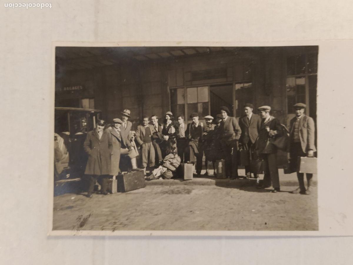 Postales: GENTE EN UNA ESTACION DE TREN - FOTOGRAFICA - POSTAL ANTIGUA (116.234)
