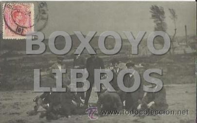 Postales: Fotopostal de grupo de amigos de excursi&oacute;n en 1911 - Foto 1