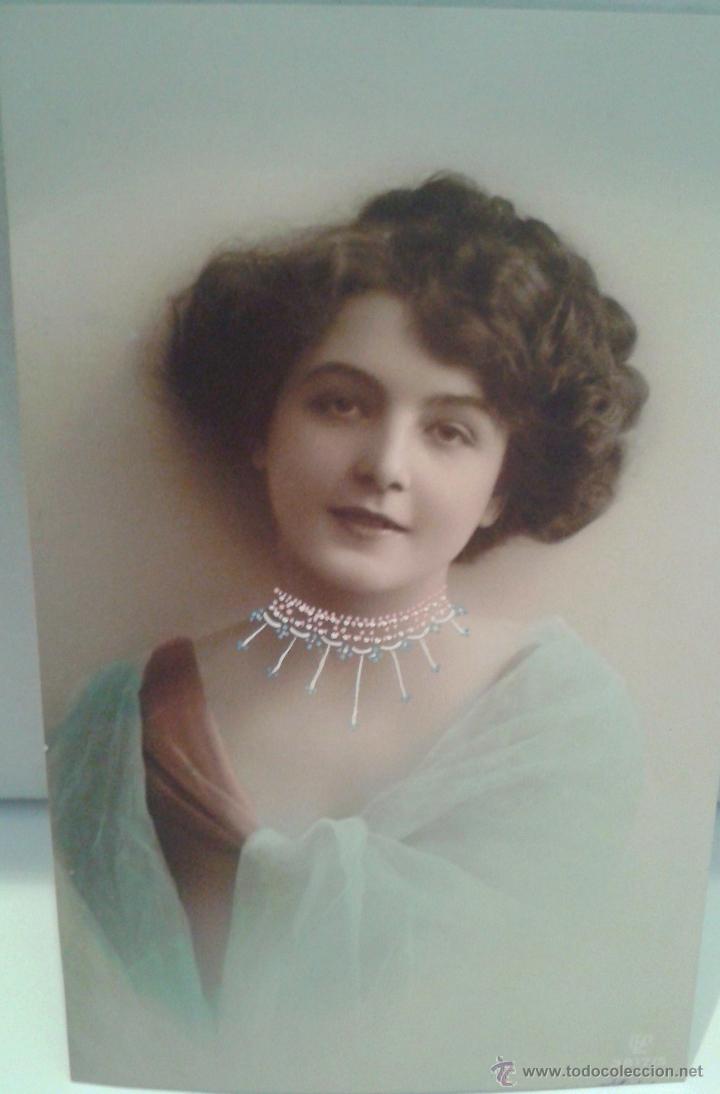 Postais: PRECIOSA POSTAL ANTIGUA DE MUJER CON COLLAR A RELIEVE DEL A&Ntilde;O 1910