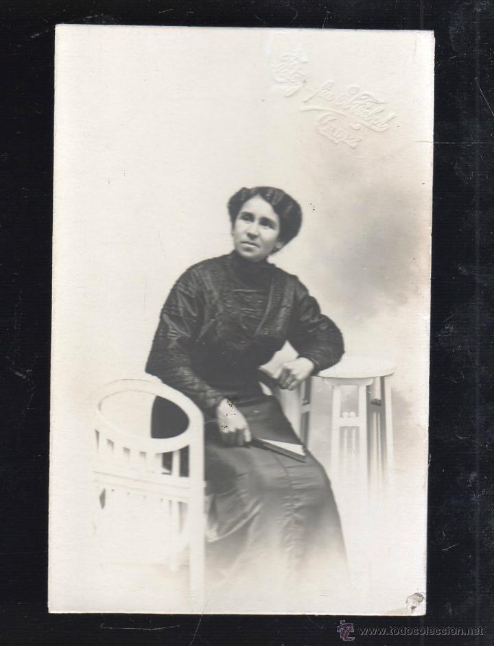 Cartoline: TARJETA POSTAL DE FOTOGRAFIA EL TREBOL, CADIZ. FOTOGRAFIA DE UNA SE&Ntilde;ORA. 9 X 13CM.