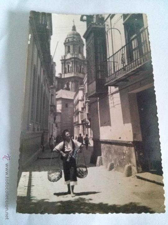 Postales: ANTIGUA POSTAL DE MALAGA TIPICO VENDEDOR DE PESCADO  CALLE SAN AGUSTIN