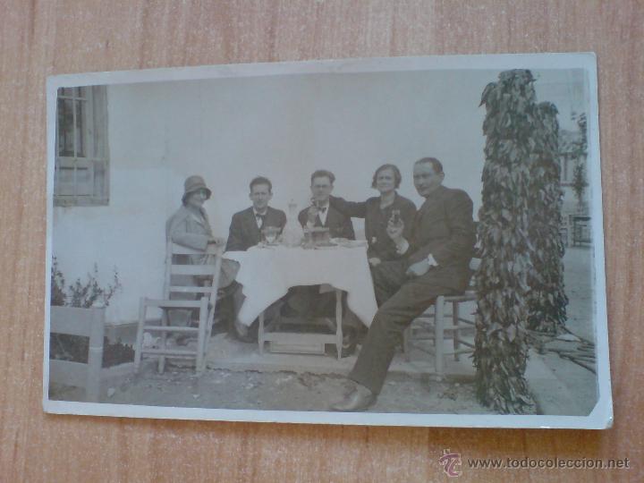 Postales: postal gente sentada a la mesa. leer descripcion - Foto 1
