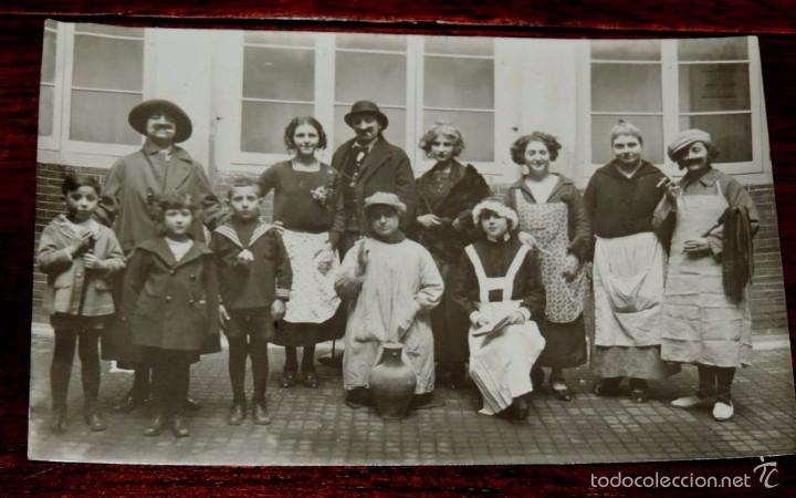 Cartoline: FOTO POSTAL DE GRUPO DE PERSONAS DISFRAZADAS EN CARNAVAL, NO CIRCULADA, ESCRITA.