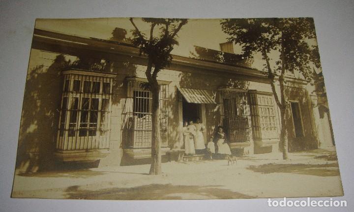 Postales: Foto Postal Antigua &middot; Fachada de vivienda con personajes &middot; Provincia de C&aacute;diz &middot; ca. 1900&ndash;1915