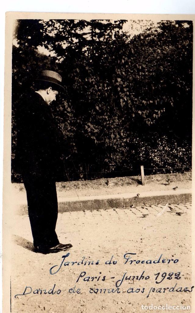 Postales: FOTOGRAFIA PARIS DANDO DE COMER A LAS PALOMAS- A&Ntilde;O 1922 - Foto 1