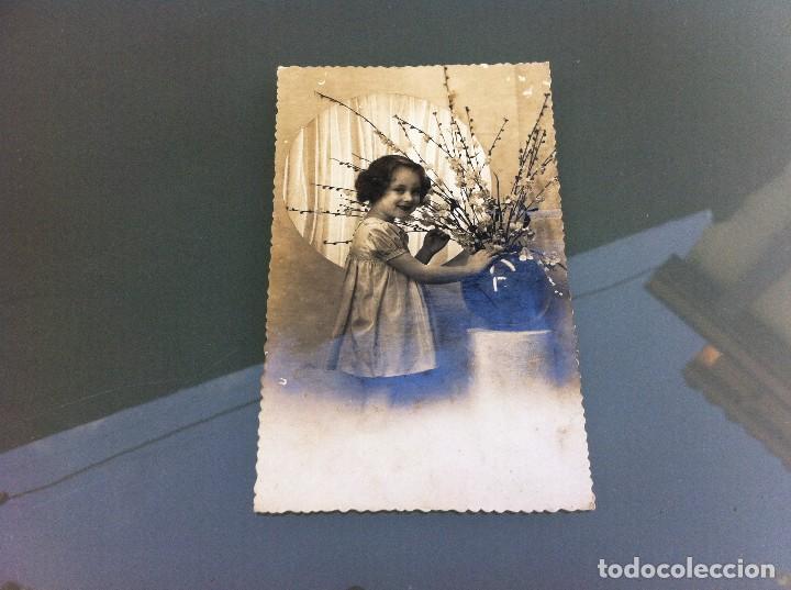 Cartoline: POSTAL (NI&Ntilde;A AGARRANDO UN FLORERO) . 14 x 8,5cm. POSTAL ESCRITA EN 1948 EN ORDENES, CORU&Ntilde;A.