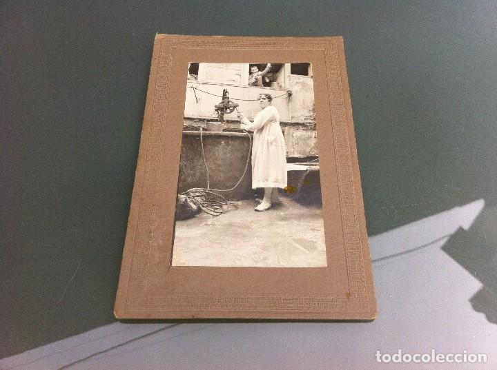 Cartes Postales: POSTAL (MUJER SACANDO AGUA DE UN POZO) 14,5 x 9,5cm. CART&Oacute;N GRUESO. NO ESCRITA