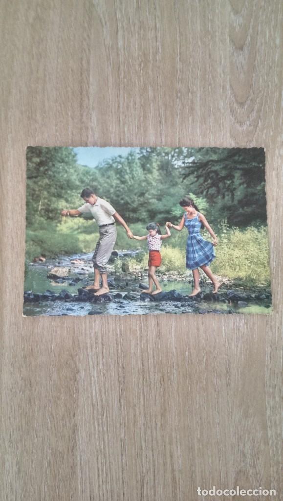 Postales: POSTAL &laquo;FAMILIA ATRAVESANDO R&Iacute;O&raquo;. MANUSCRITA.