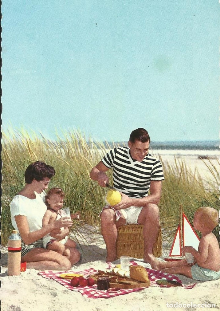 Postcards: Familia en la arena de la playa comiendo. 1962. Buen estado. 10x15 cm.