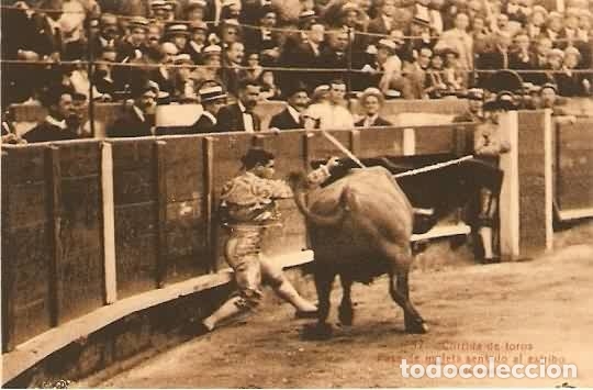 Postales: Corrida de Toros. Pase de muleta sentado al estribo - Foto 1