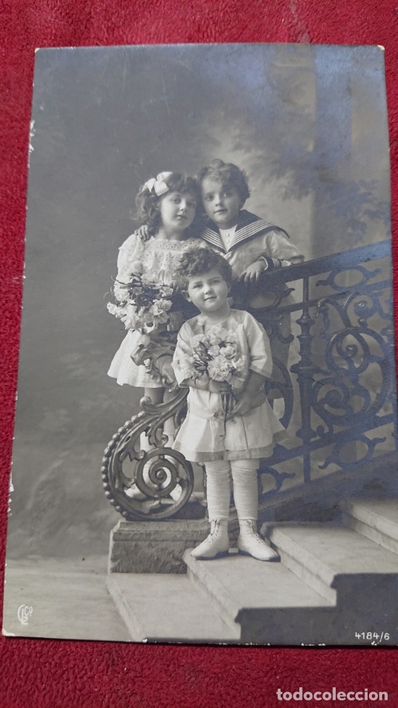 Postcards: TARJETA POSTAL ESCRITA EN 1914 NI&Ntilde;OS A PIE DE ESCALERA CON RAMO DE FLORES