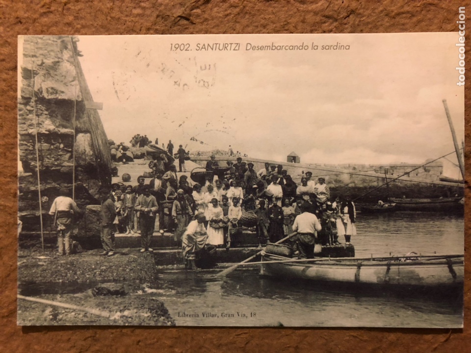 Cartes Postales: 1902. SANTURTZI, DESEMBARCANDO LA SARDINA. POSTAL COLECCI&Oacute;N SELLOS BBK - EL MUNDO