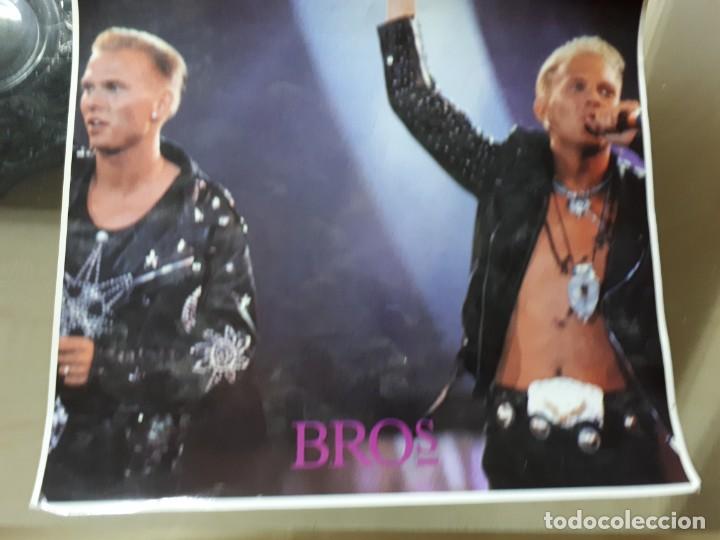 Postales: Foto adhesiva Bros - Foto 1