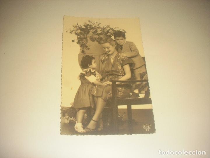 Postkarten: FOTO POSTAL MADRE CON HIJOS. FAMILIAR. CYZ 78 ESCRITA 1949