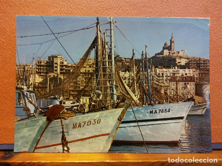 Postkarten: LE CARREFOUR DU MONDE. MARSEILLE. LE VIEUX PORT, COIN DES CHALUTIERS. BONITA POSTAL. CIRCULADO