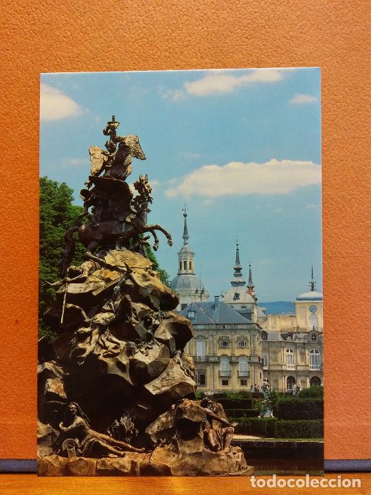 Postkarten: LA FUENTE DE LA FAMA, CON EL PATIO DE LA HERRADURA DEL PALACIO A FONDO. BONITA POSTAL. SIN USAR