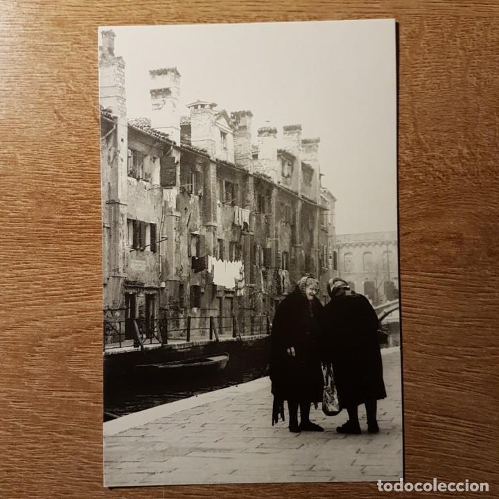 Postales: POSTAL DE VENECIA. MUJERES CHARLANDO - Foto 1